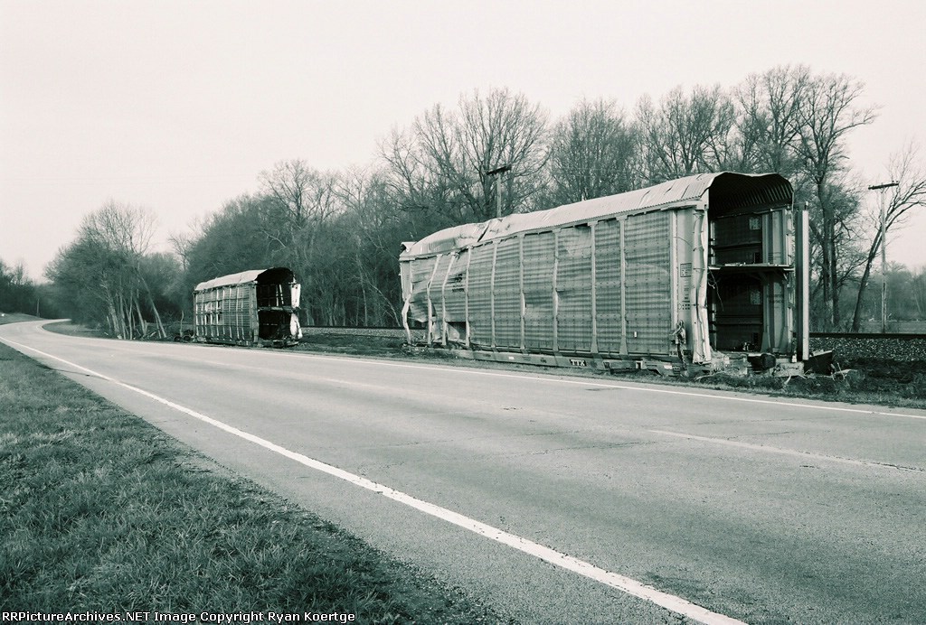 BN autorack TTGX 940643 and NS autorack not in good shape