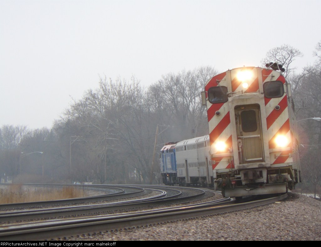 Metra round the curve at Wheaton