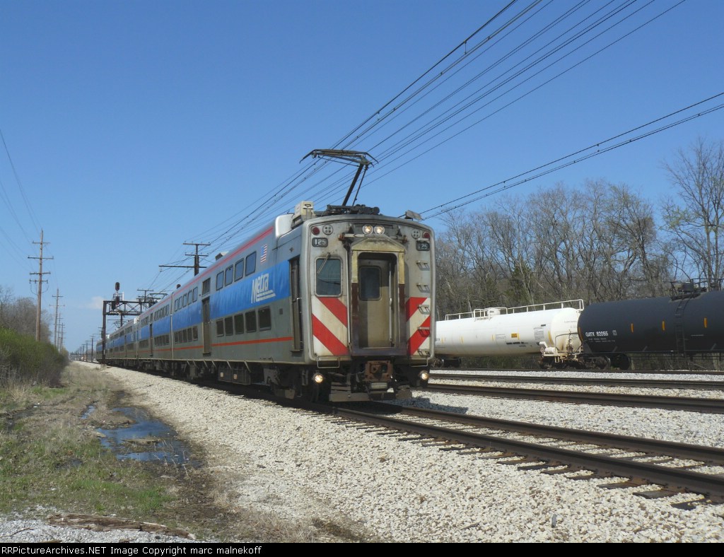 Metra Electric arrives at Flossmoor