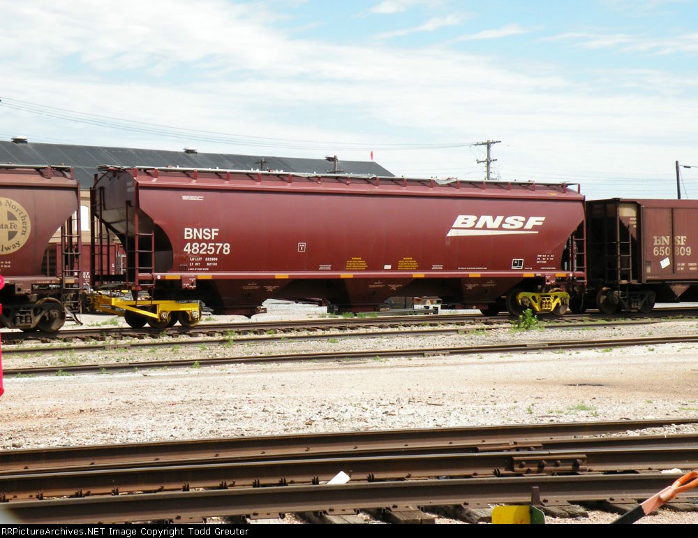 BNSF 482578 w/ repair trucks