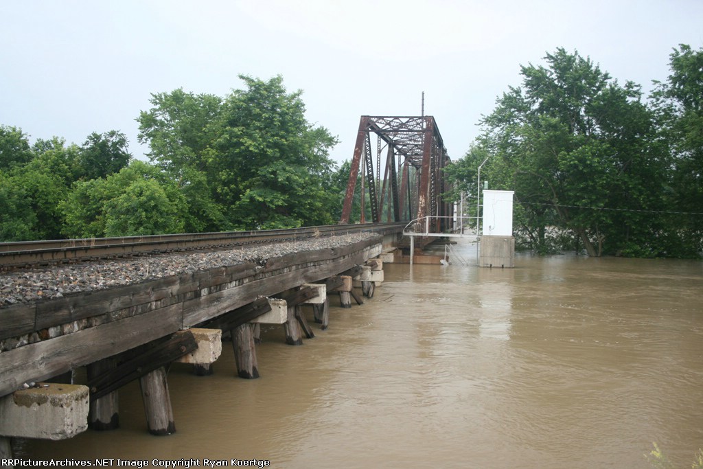Norfolk Southern Wabash river bridge with flood waters on their way up