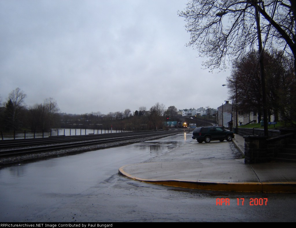 CSX 7286  April 17, 2007 Just Rounding The Bend