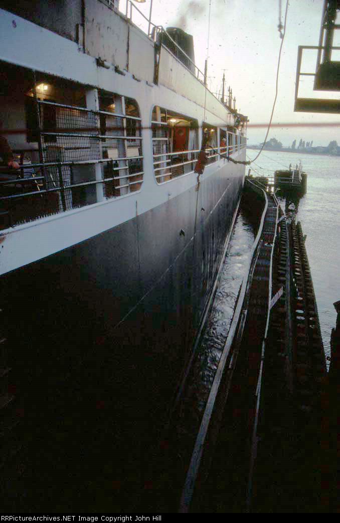 1309-22 Car ferry "City Of Midland 41" arrives