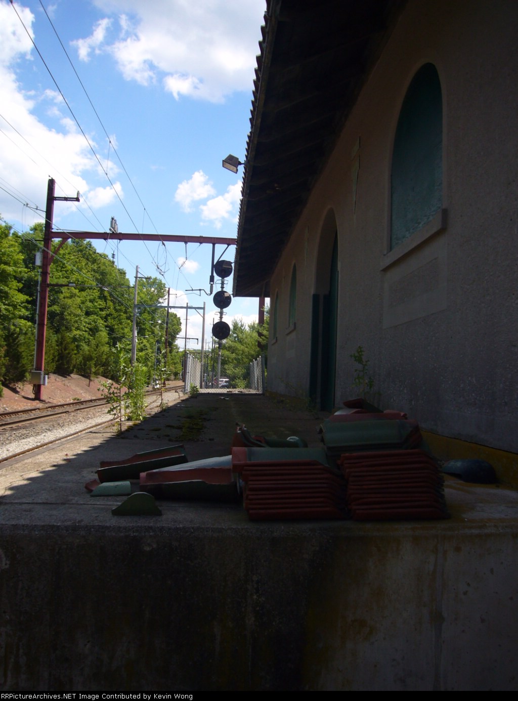 Far Hills freight station and platform