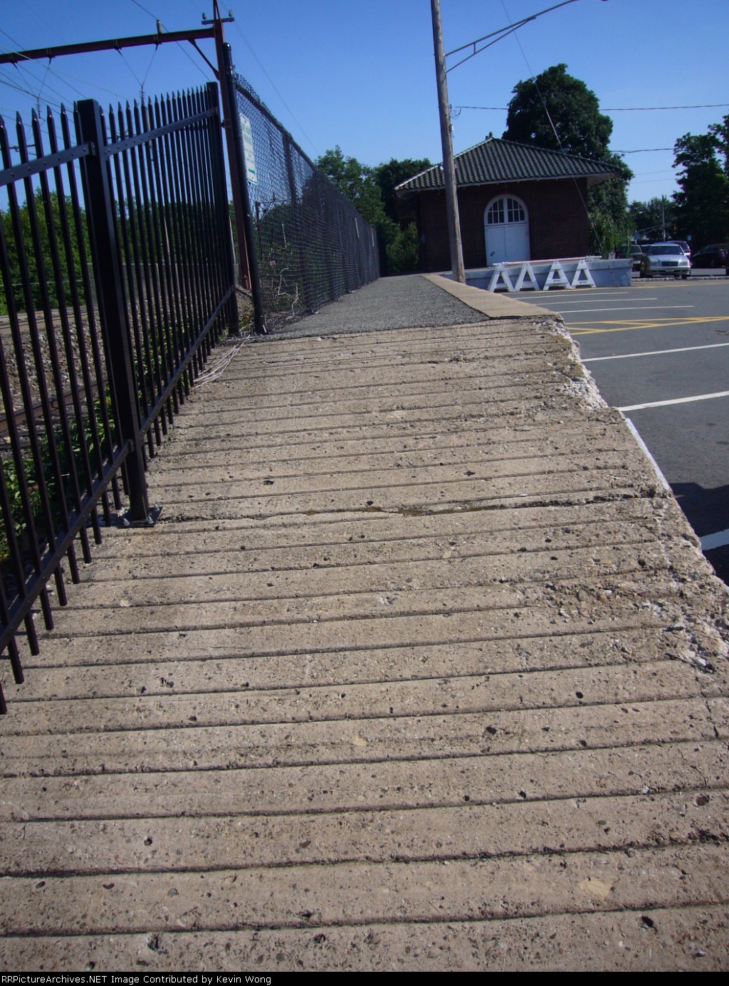 Freight platform and ramp