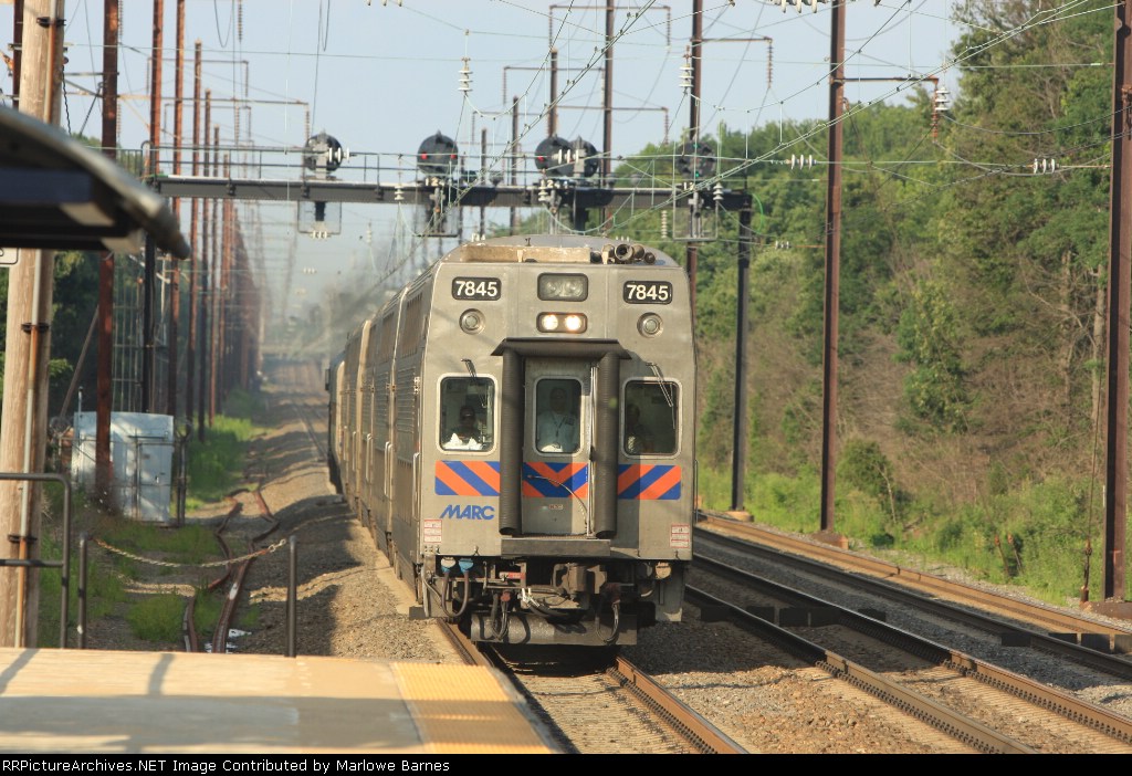 Kawasaki Bi-Level Cab Car 7845 pilots a SB MARC