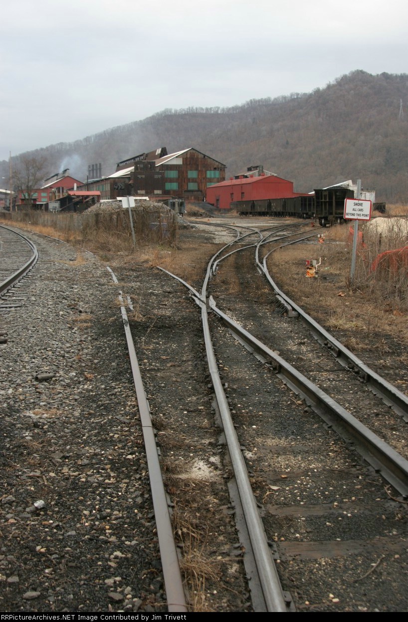 WV Alloys switcher working some hoppers