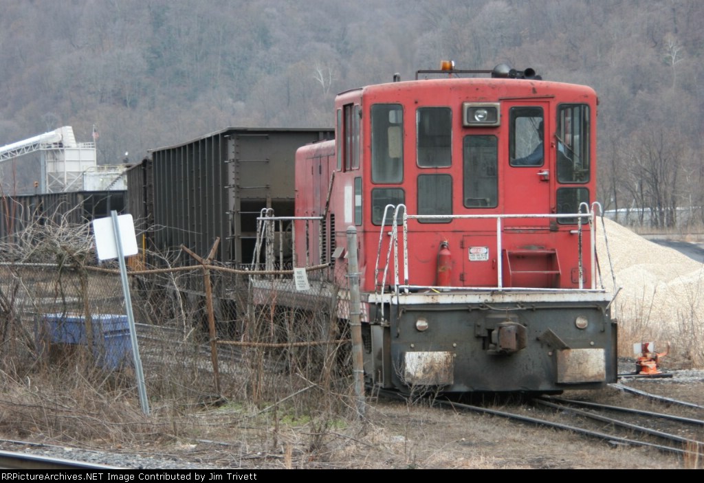 WV Alloys switcher working some hoppers