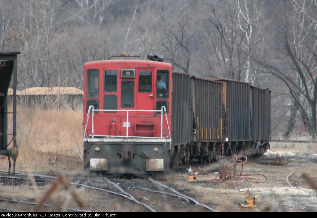 WV Alloys switcher working some hoppers