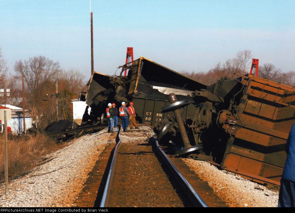 Loaded coal train derails