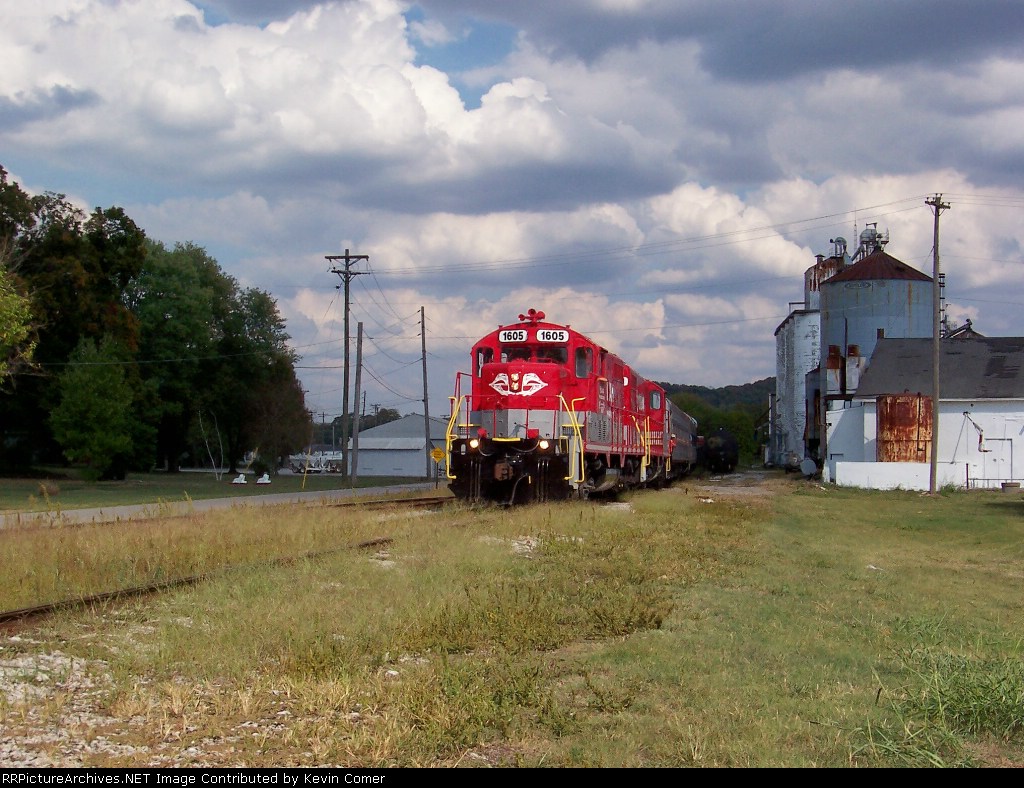 RJ Corman 1605 leads L&N HS Convention Excursion as the approach the Depot