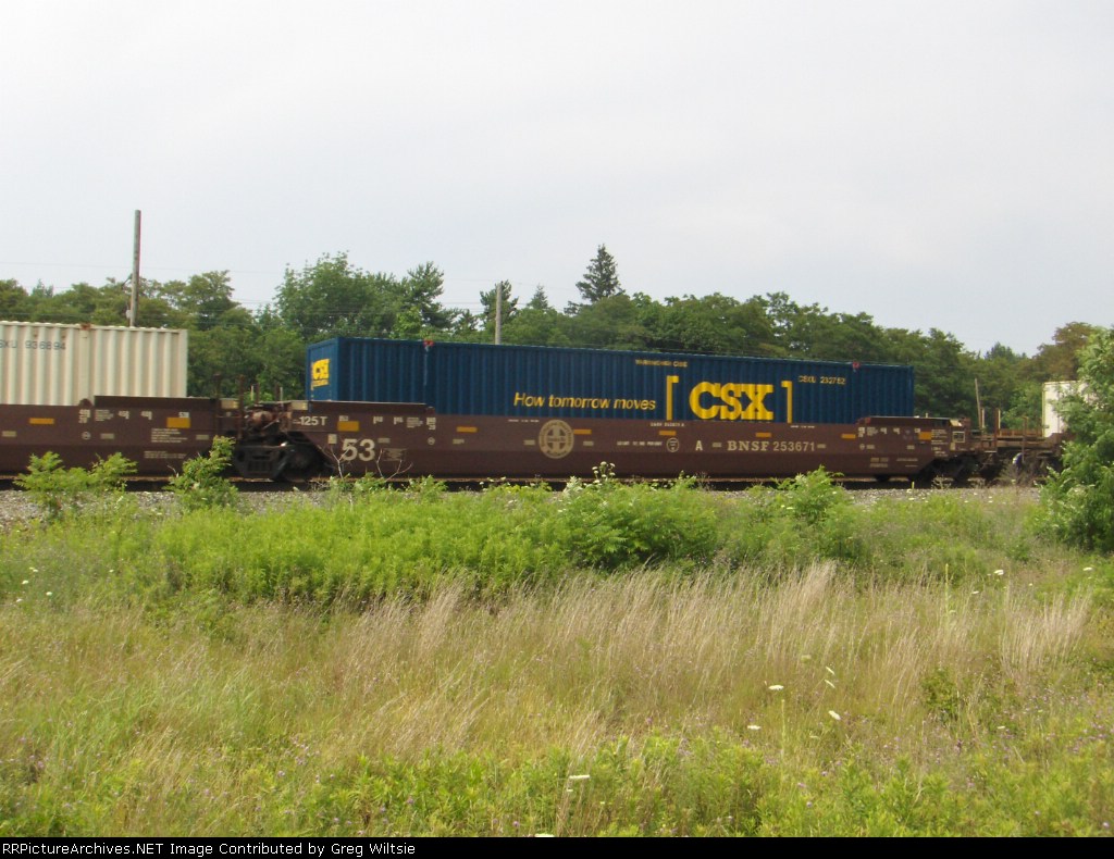 BNSF 253671 and CSXU container with new logo