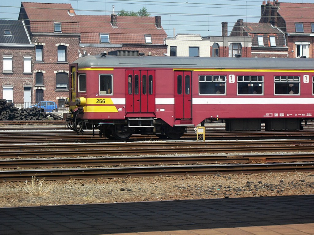 SNCB AM63 256 en Gare SNCB Tournai. Train Immobile. NMBS AM63 256 im Station NMBS Doornik. Treinen Stationnaar. Stationary SNCB/NMBS AM63 256 in the SNCB/NMBS Station