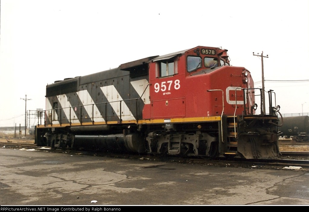 This GP40-2L served as one of several yard engines just after the CR split