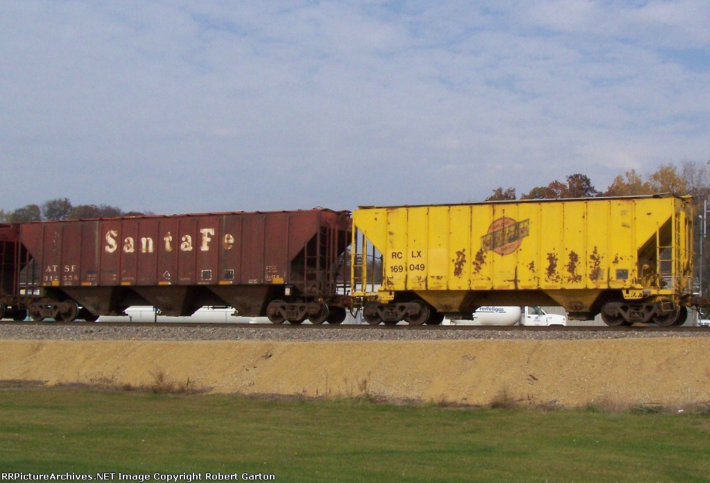 ATSF 312356 & RCLX 169049 (Covered Hoppers)