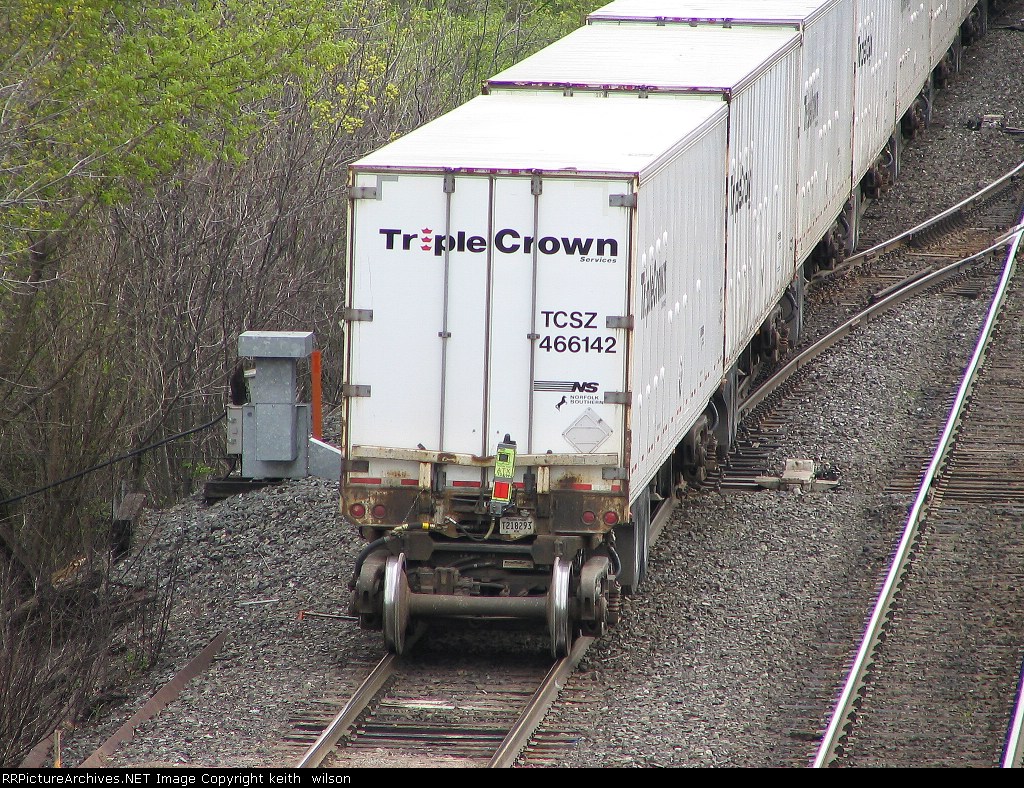 TCSZ 466142 of Triple Crown Services complete with a FRED