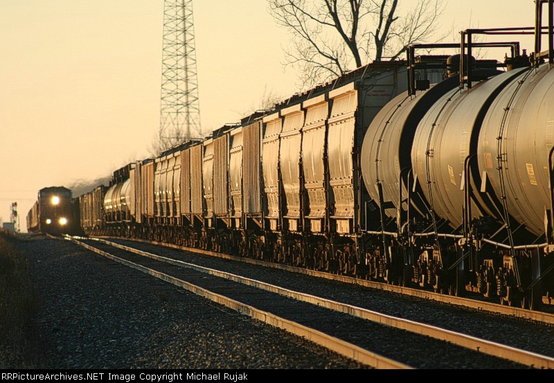 CSX K904 PASSING CSX Q635