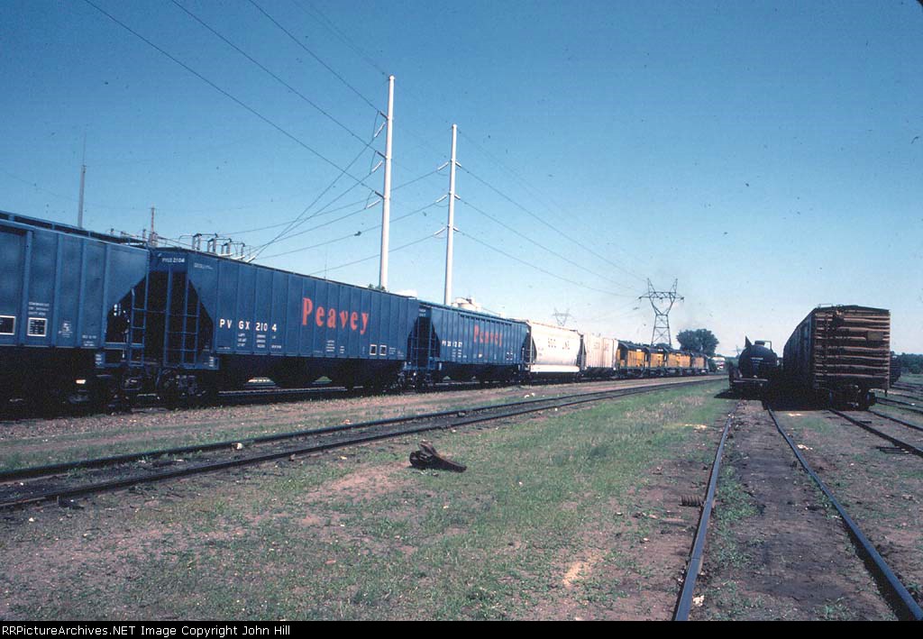 1237-29 Eastbound C&NW passes BN ex-GN Como Yard