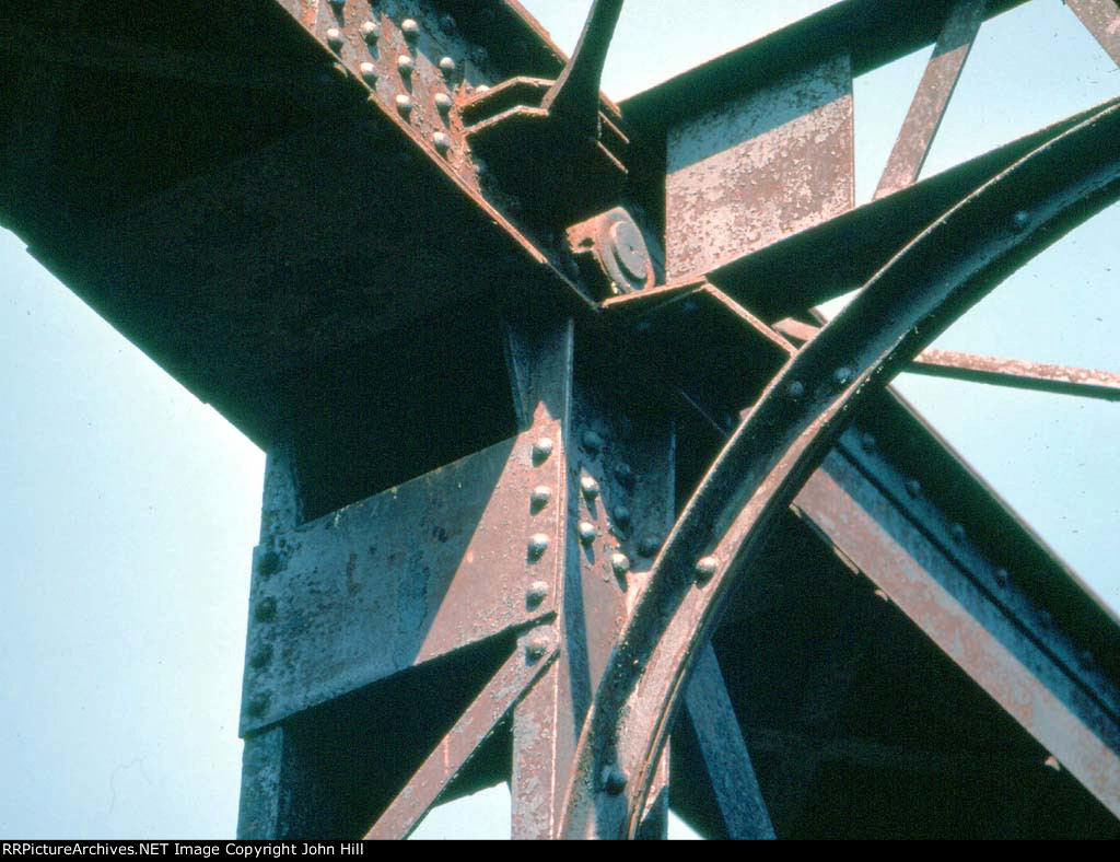 1247-03 Ex-Minnesota Western bridge over BN ex-GN is now part of a walking trail.