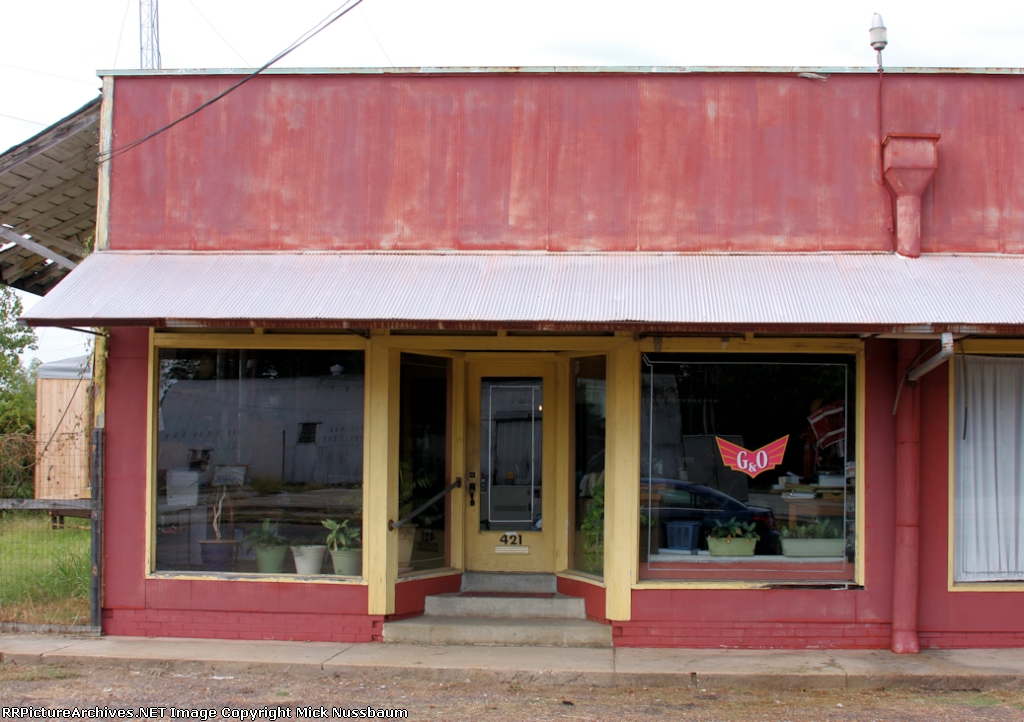 Mississippi Delta offices with G&O emblem still in the window