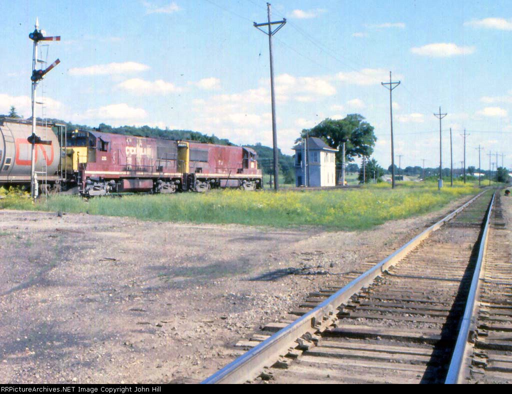1180-35 Eastbound Rock Island transfer on BN/MILW at Newport Tower returns to home rails from the Twin Cities