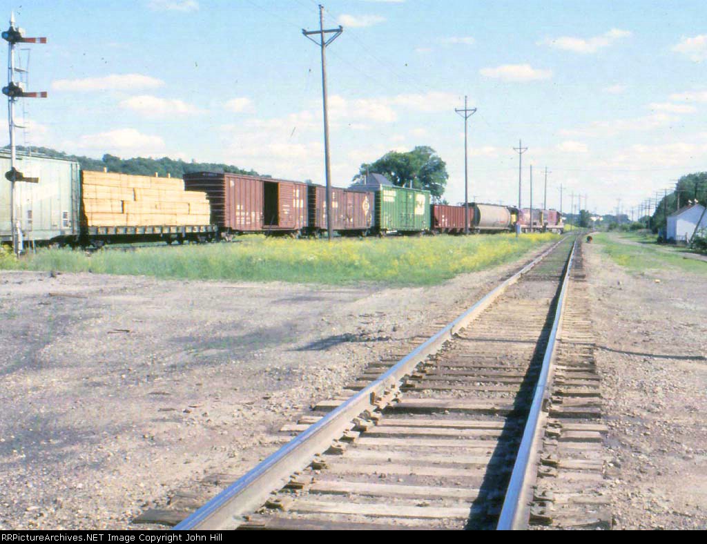 1180-36 Eastbound Rock Island transfer on BN/MILW at Newport Tower returns to home rails from the Twin Cities