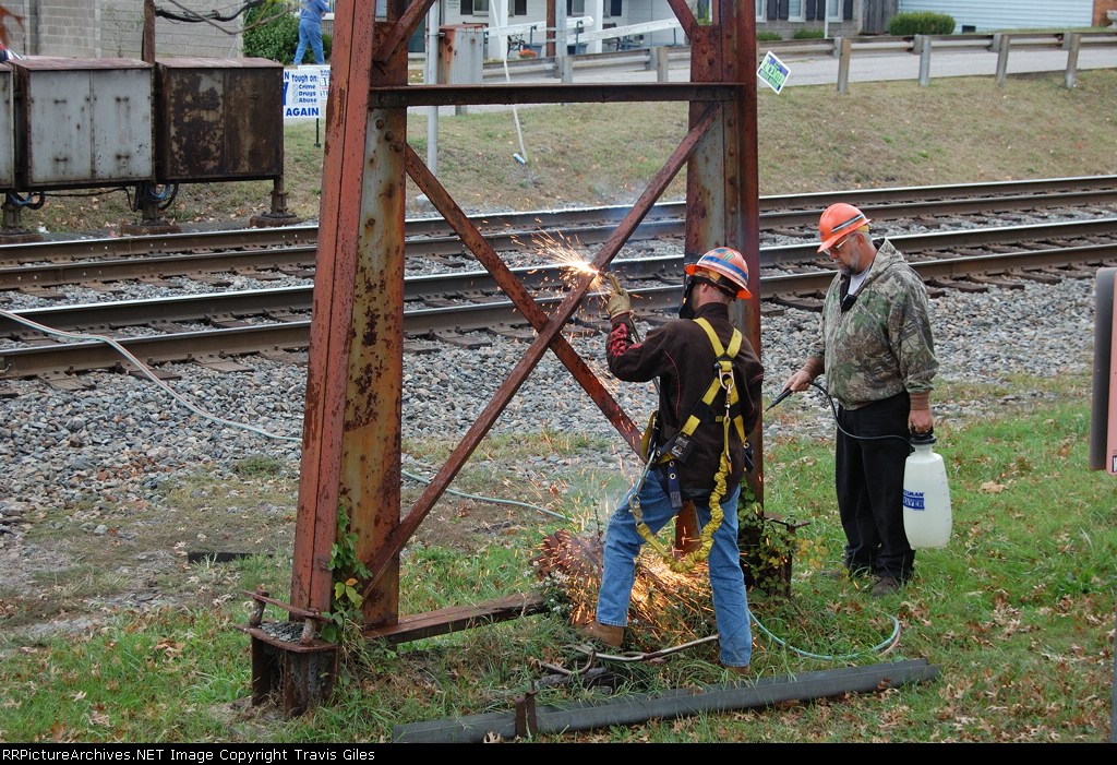 C&O Signal Bridge Bracing Getting Cut