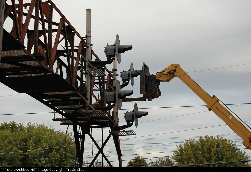 C&O Signal Heads Getting Taking Down