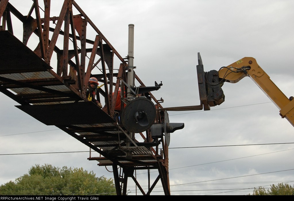 C&O Signal Heads Getting Taking Down