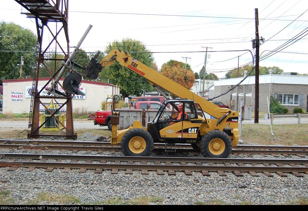 C&O Signal Heads Getting Taking Down