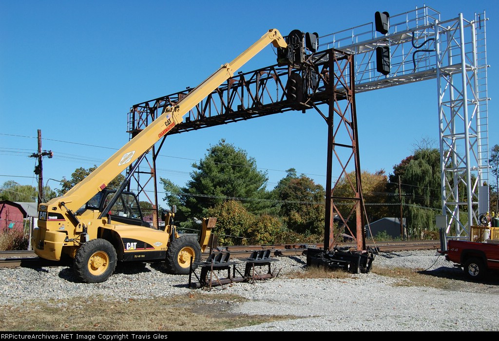 C&O Signaj Heads Getting Taking Down