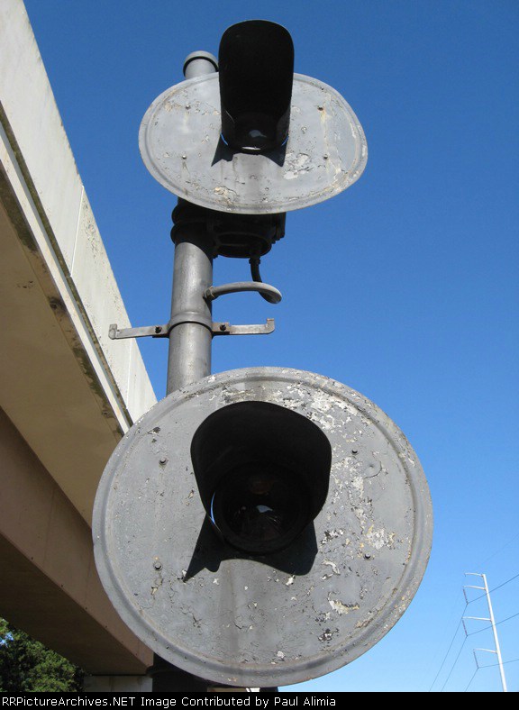 Twin double-searchlights, eastbound.