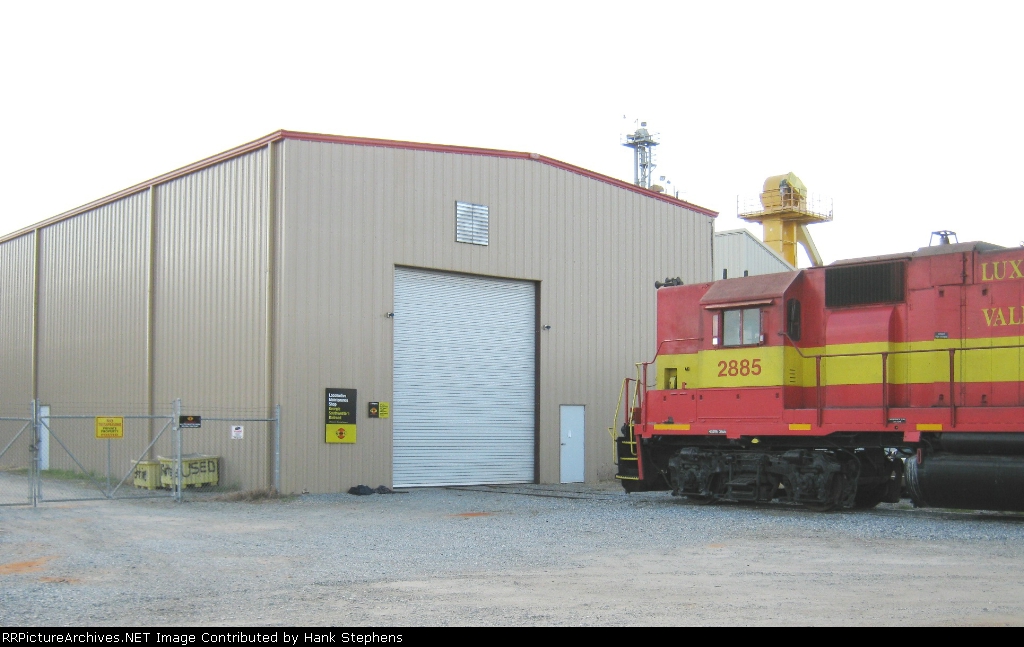 LXVR 2885 sits at the newly constructed Georgia Southwestern enginehouse at Dawson Georgia