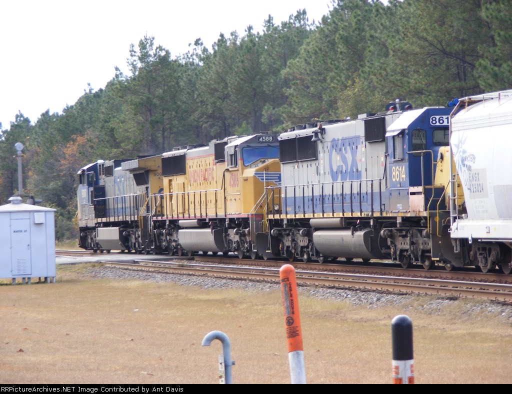 The Whole Consist behind CSX 9007