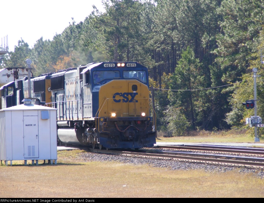 CSX 4675 leading a train (Rocket Possibly) past Martin Street