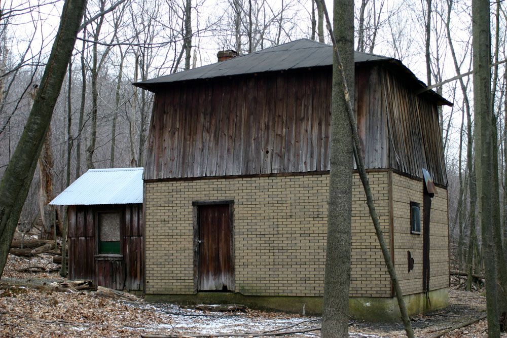 The water tank at Coles is still in decent shape excpet for the missing spout (spout was where the silver sheet metal was on the right)