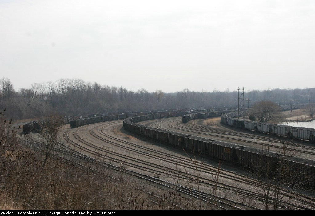 NS 7637 bringing its train down to the docks