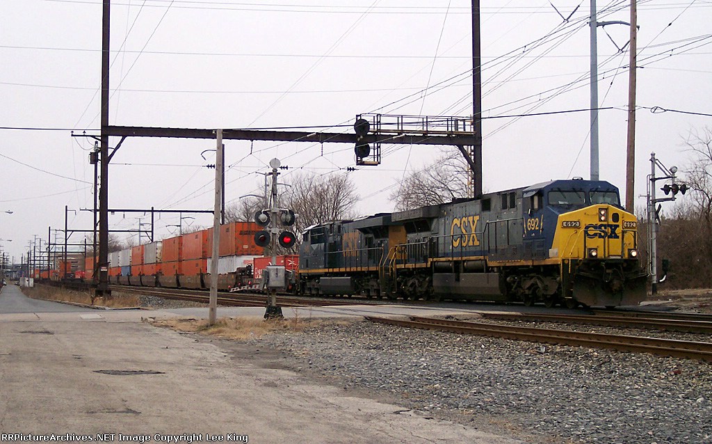 CSX 692 on Q190