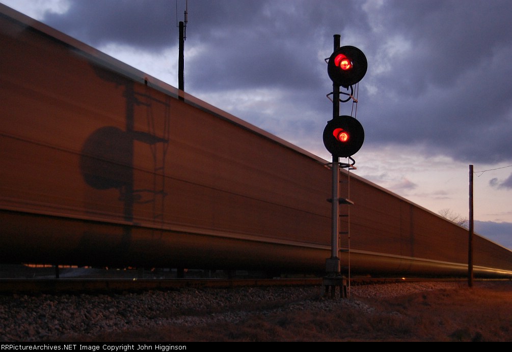 CSX U239 passes L&N searchlights