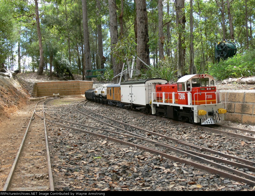 5 inch gauge NSW 7306 shunting 5"rollingstock. Loco built & owned by John Wood Photo by Howard Armstrong