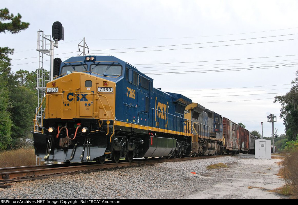 CSX Q452-08 led by fresh paint 7369