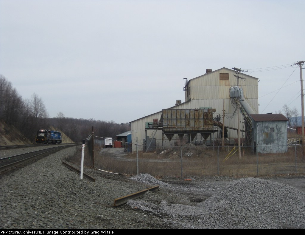 A pair of NS SD40-2 helpers head towards the Horseshoe Curve at "The Brickyard"