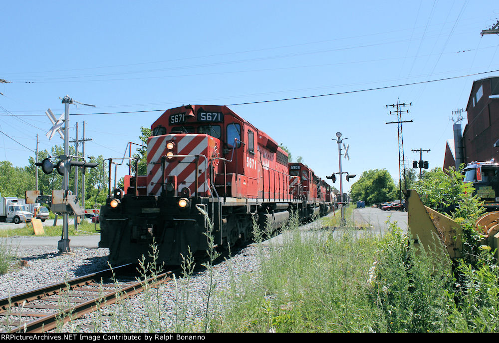 A northbound CP freight with 3 SD40-2s crosses Simmons Lane,  having just departed Albany