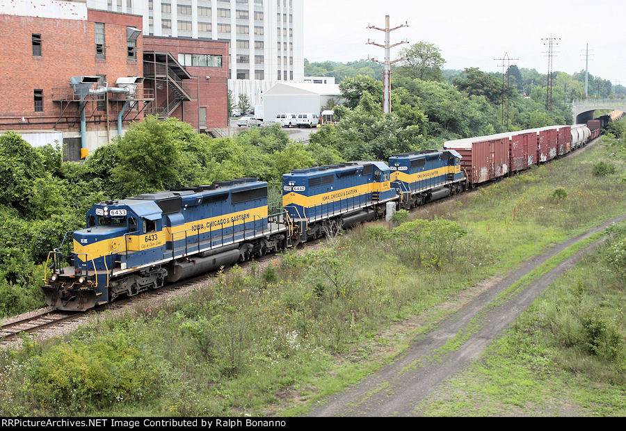 Approaching Albany, CP train 450(though you'd never know it) rumbles south through town