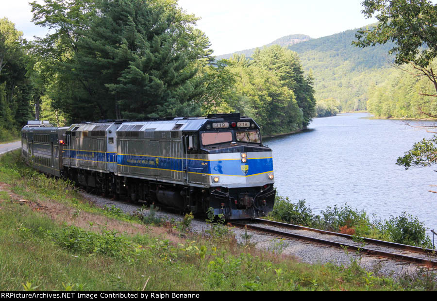 S&NC's Hudson Explorer rolls along the river heading back to Saratoga in the afternoon shade