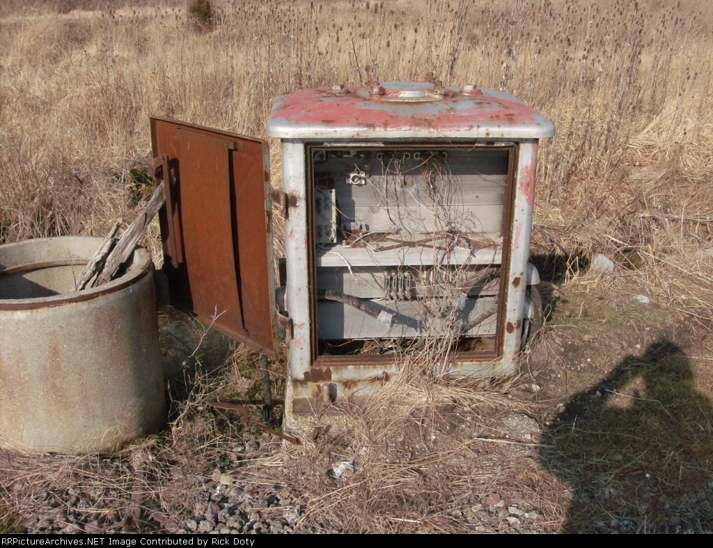 Abandoned signal near DeCamp Jct. Former Litchfield & Madison / CNW / UP