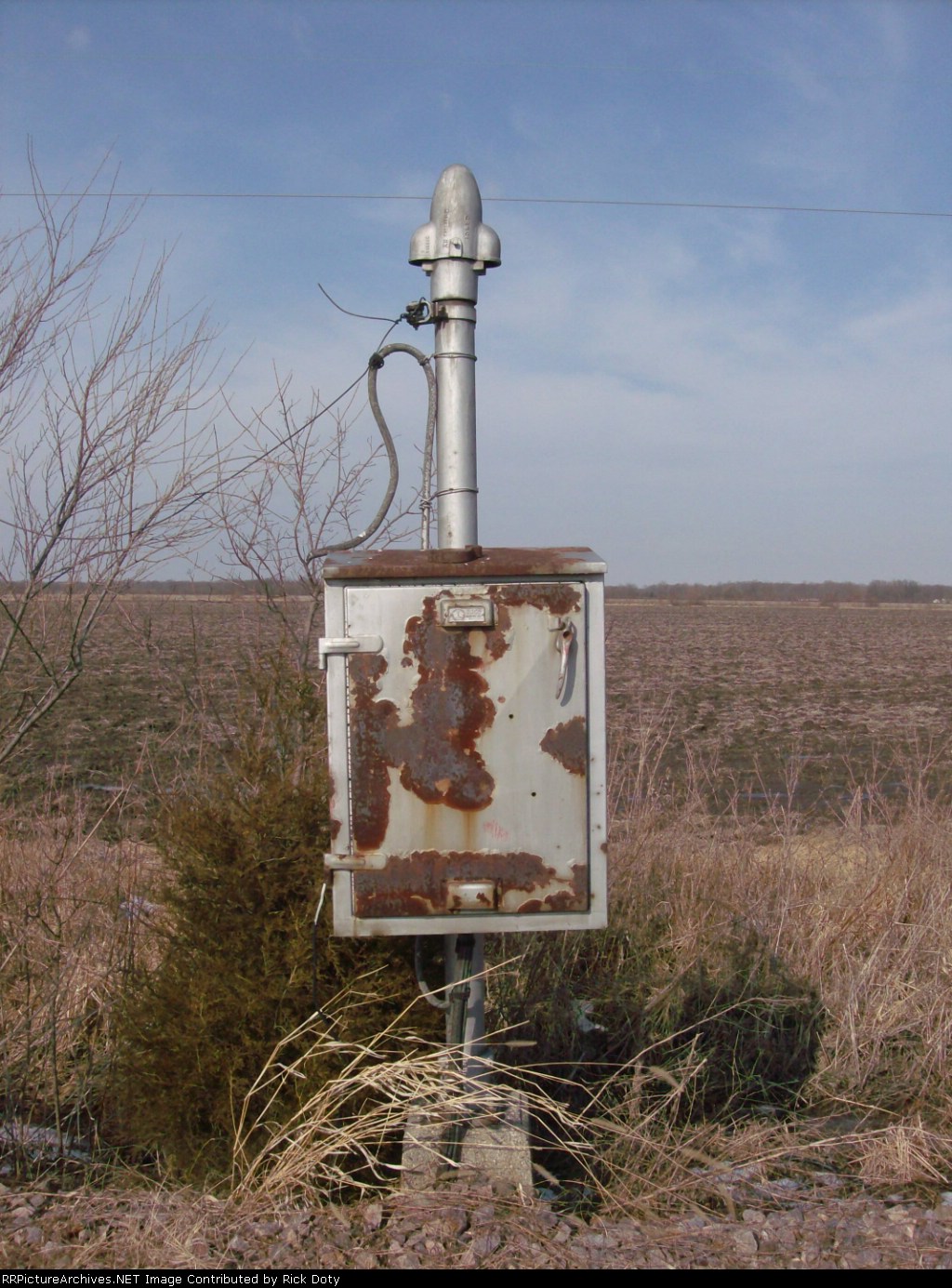 Abandoned signal former Litchfield & Madison / CNW / UP DeCamp (Staunton) Ill.