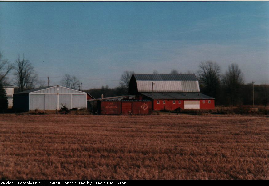 EL boxcar still serving. Only not as intended. Not sure of the exact location, but you can see this along the east side of Interstate 71. This farmer knows a good thing when he sees it.