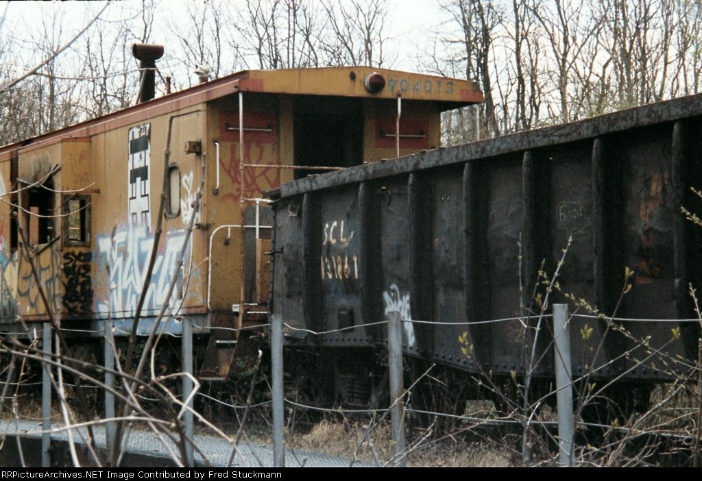 With all the tagging I couldn't get a read on the caboose other than 904013.