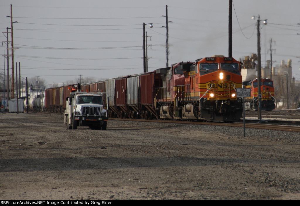 BNSF 4628 in a drag race
